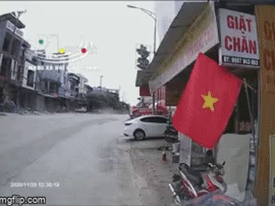 Khoảnh khắc kinh hoàng: Ô tô lao như bay tông người đi xe máy văng lên mái nhà, 2 bố con tử vong thương tâm