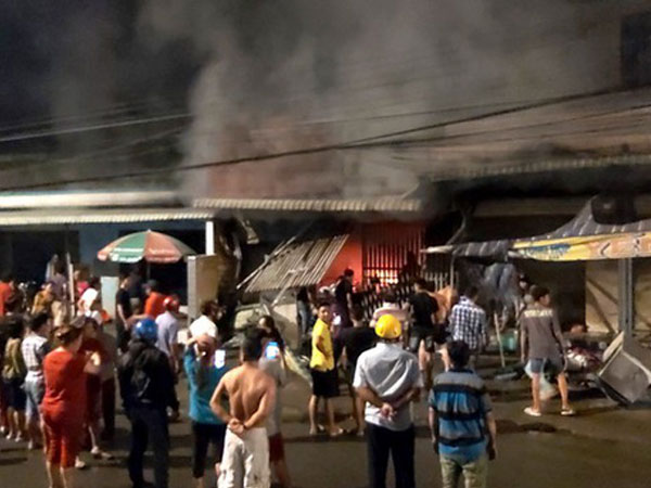 Cửa hàng điện tử cháy dữ dội sau tiếng nổ lớn