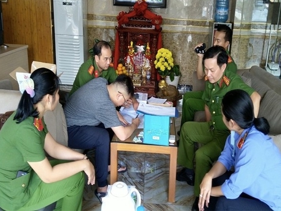Nữ đại gia bị cáo buộc cầm đầu đường dây buôn lậu vàng