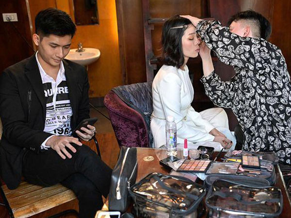 Lệ Quyên cùng tình tin đồn dính nhau như sam từ sân khấu đến hậu trường show diễn
