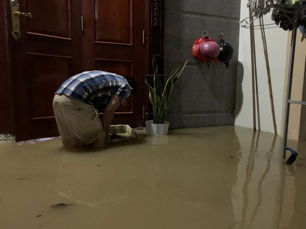 Người dân Khánh Hòa chạy lũ trong đêm, 1 người bị lũ cuốn mất tích