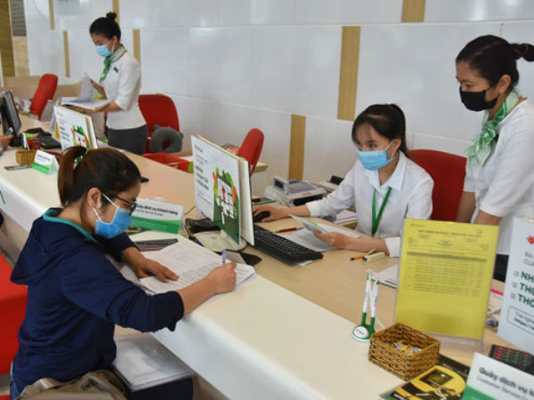 Vì sao ngân hàng đổ xô bán bảo hiểm?