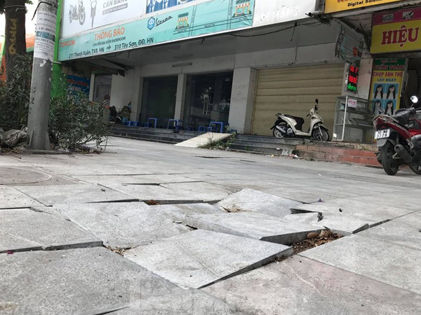 Hà Nội: Vỉa hè lát đá 'trăm tỷ' đường Nguyễn Trãi hư hỏng, vỡ vụn