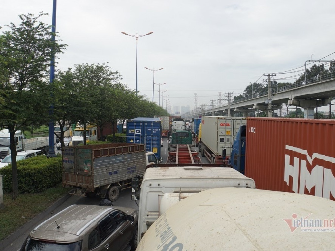 Cả phía Đông Sài Gòn kẹt cứng, đi 3 tiếng nhích được 1km