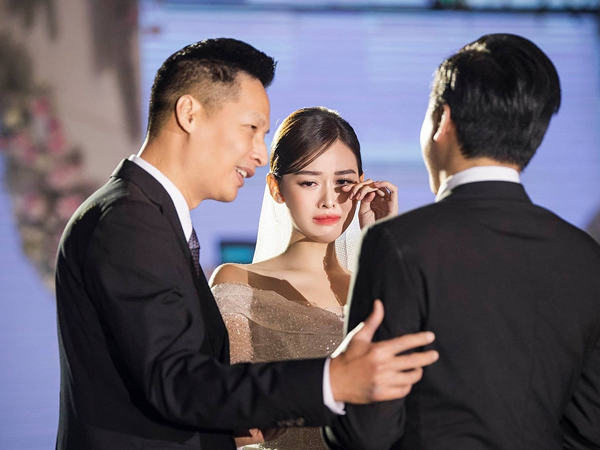 Á hậu Tường San khóc trong tiệc cưới