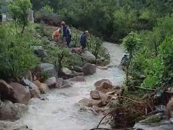 Khánh Hòa: Cha và 2 con nhỏ chết thảm vì bị nước lũ cuốn trôi