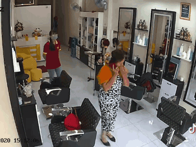 Làm tóc gần đến công đoạn cuối, người phụ nữ bỗng nhiên xin ra ngoài rồi 'mất hút' kèm đống đồ nghề khiến chủ tiệm phải trích xuất camera đi 'tìm người thân'