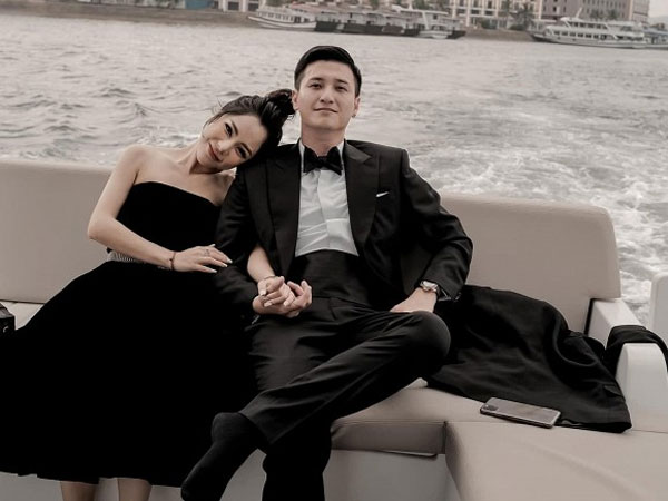 MC Bạch Lan Phương hạnh phúc khoe món quà cùng lời nhắn nhủ đầy ngọt ngào của Huỳnh Anh: 'Xin hãy đọc hết cuốn sách này trước khi chúng mình lấy nhau nhé'