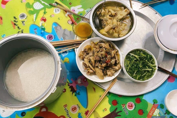 Bữa cơm sinh viên thịnh soạn nhưng không một ai đụng đũa, lý do khiến ai xem cũng 'tự nhục'