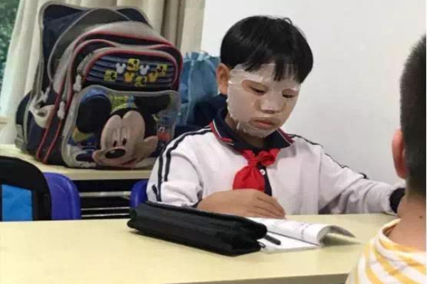 Hỏi: 'Em không ăn được gì vào bữa sáng?', cậu nhóc trả lời 4 từ nhưng khiến mẹ khóc nức nở, còn cô giáo chỉ đòi bỏ dạy