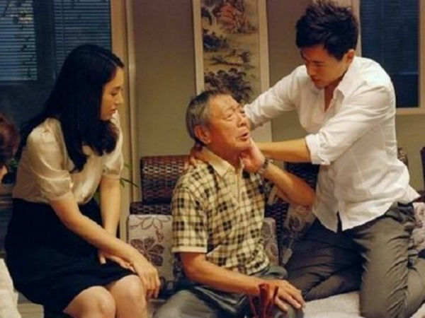 Bố chồng bệnh nặng mà các anh chị đều lảng tránh, tôi thương ông đành đứng ra nhận chăm sóc, ai ngờ ông lập tức bật dậy thông báo một điều khiến tất cả kinh hãi
