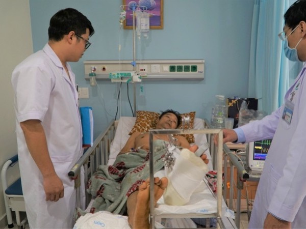 Vừa trả lời xong câu hỏi, người đàn ông bị hai thanh niên lạ mặt chém gần đứt lìa chân