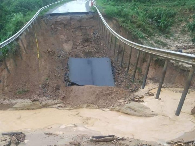 Quốc lộ 26 sạt lở kinh hoàng, giao thông chia cắt