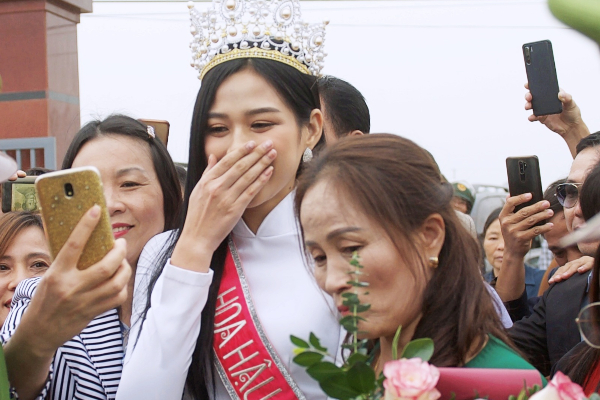 Phỏng vấn nóng mẹ Đỗ Thị Hà ngày con gái về làng: 'Dù con không là Hoa hậu Việt Nam thì con mãi là Hoa hậu bé nhỏ trong lòng mẹ'