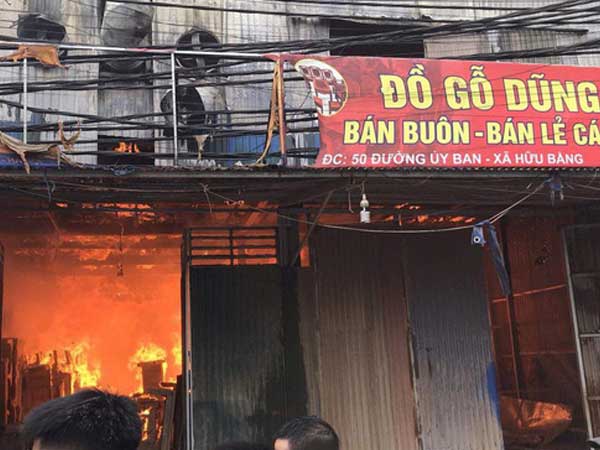Hà Nội: Hỏa hoạn kinh hoàng thiêu rụi nhiều nhà xưởng sản xuất đồ gỗ