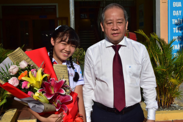 Nữ sinh 13 tuổi viết thư gửi 'mệ Sương thông thái' đạt giải ba quốc tế, biết được danh tính mệ Sương ai cũng ngỡ ngàng