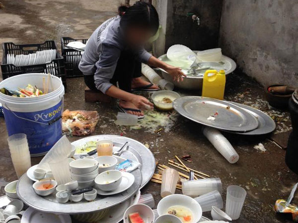 Ngày đầu về ra mắt đã bị bắt rửa 8 mâm bát, cô gái trẻ thuê luôn cô ruột của người yêu 300 ngàn rửa thuê
