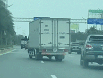 Video: Rượt đuổi nhau trên đường như phim hành động, xe tải chặn đầu ô tô để 'dằn mặt'