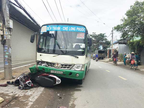 TP.HCM: Cụ ông chạy xe máy tông người đi bộ rồi lao vào đầu xe buýt bất tỉnh