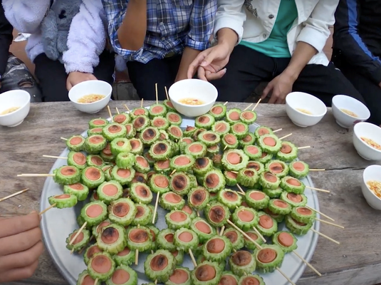 Sáng tạo món mới từ mướp đắng, Bà Tân Vlog khiến dân tình méo mặt vì cách làm quá sai