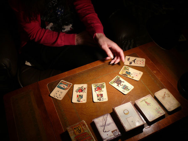 Giới trẻ và đam mê 'đi xem Tarot': Lỗi đời do số phận sắp đặt và những 'tiếng gọi ai oán' lúc 3 giờ sáng chỉ để... 'thầy ơi cho em xem bài'