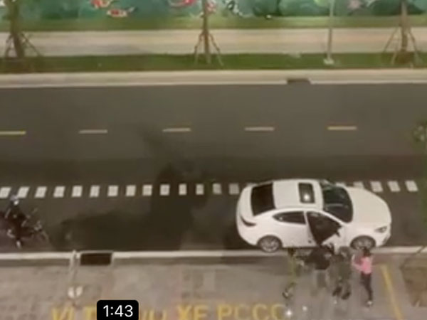 Vụ đánh ghen gây chấn động: Tiểu tam phi từ ô tô ra định combat vợ, anh chồng phải chật vật trong màn 'hỗn chiến'