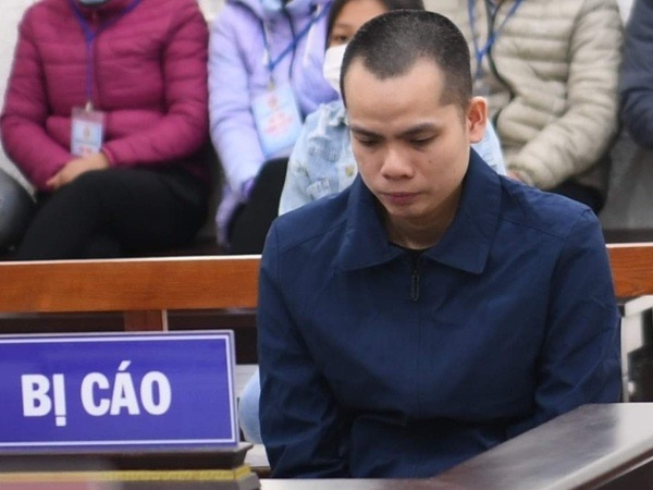 Sau cuộc gọi nhầm số, chồng dùng kéo đâm liên tiếp vào người vợ
