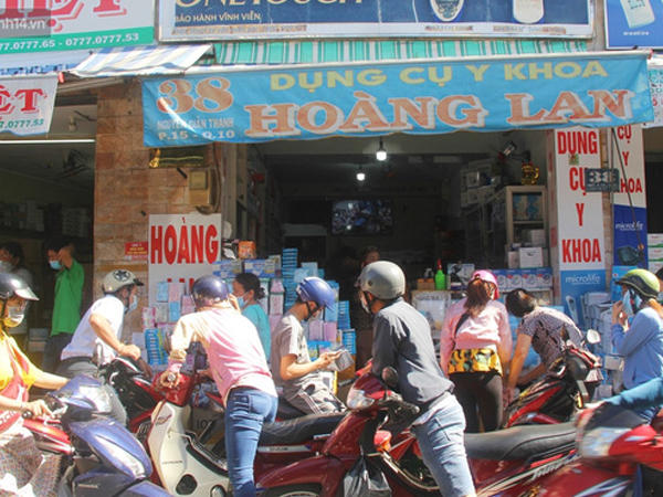 Chùm ảnh: Người Sài Gòn tranh thủ đi mua khẩu trang y tế phòng dịch Covid-19, giá bán vẫn bình ổn