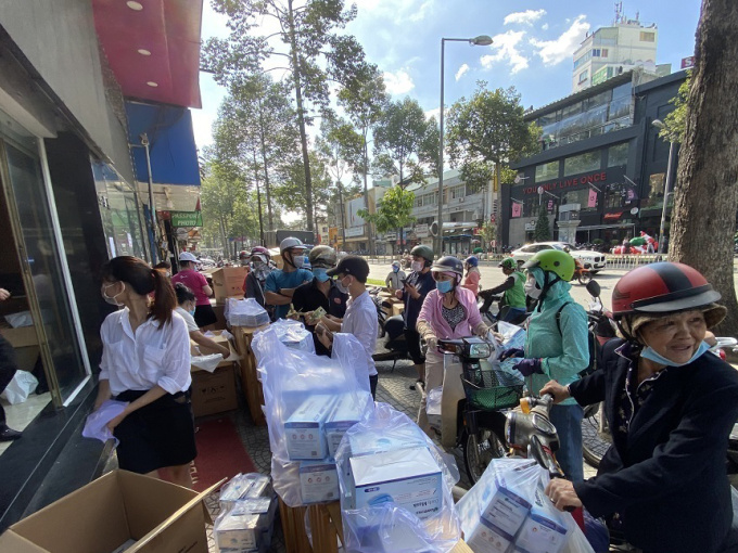 Người Sài Gòn đua nhau mua khẩu trang phòng dịch Covid-19