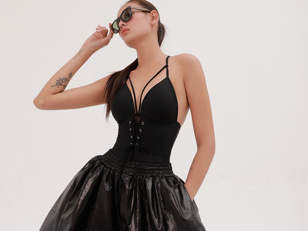 Võ Hoàng Yến cá tính, gợi cảm khi diện bodysuit cùng quần 'siêu to khổng lồ'