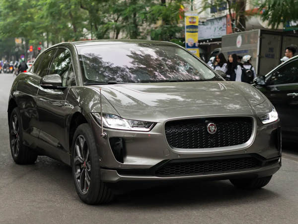 SUV chơi tiền tỷ Jaguar I-Pace đầu tiên về Việt Nam: Tăng tốc 0-100 km/h dưới 5 giây, có sạc nhanh như điện thoại