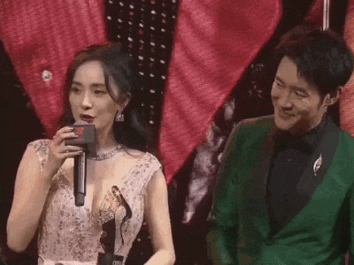 Dương Mịch trách móc Lưu Thi Thi ngay trên sân khấu vì bị 'cướp lời'