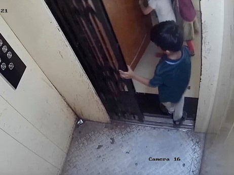 Ba đứa trẻ cùng đi thang máy, cậu bé 5 tuổi bị mắc kẹt lại ở cửa rồi tử vong thương tâm, cảnh tượng những giây cuối trước tai nạn gây ám ảnh