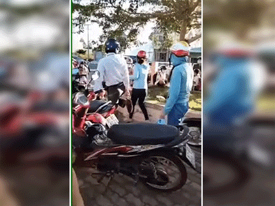 Phẫn nộ gã đàn ông ăn mặc lịch sự giở thói côn đồ ngay trước cổng trường tiểu học, vung nắm đấm 'hạ knock out' người phụ nữ