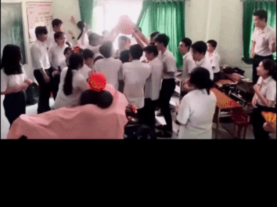 Học trò bí mật mua tặng xe máy 50 triệu khi thầy giáo than nghèo, nhưng sự thật thì shock lắm...
