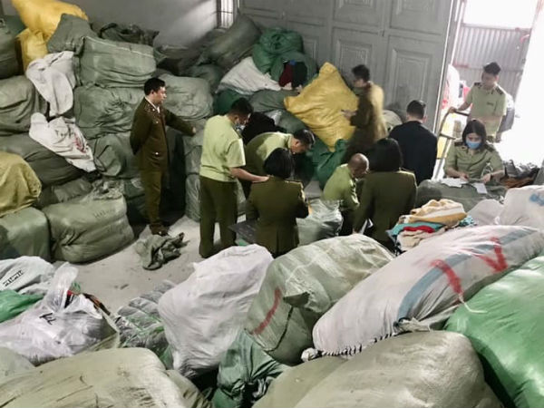 Phá kho hàng lậu lớn nhất Miền Bắc, bắt 28,3 tấn quần áo 'sida'