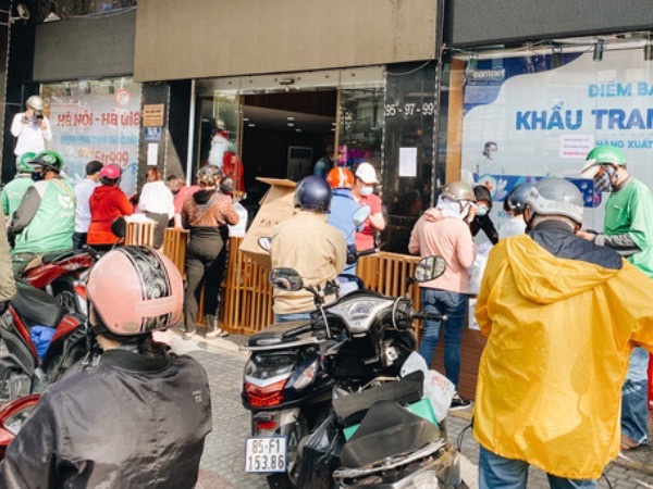 Người Sài Gòn đổ xô đi mua khẩu trang 25.000 đồng/hộp, nhiều công ty mua cả thùng để tặng nhân viên