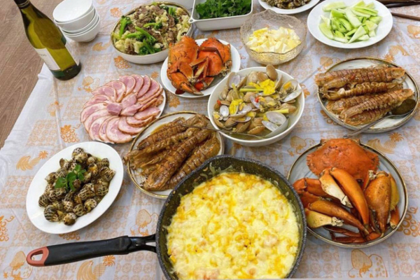 Nhật Lê - 'tình cũ' Quang Hải khoe mâm cơm tự nấu sang xịn như nhà hàng, so với cơm Huỳnh Anh nấu quả là khác nhau trời vực!