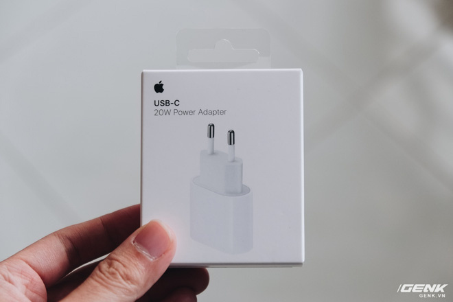 Không chỉ iPhone 12, ngay cả củ sạc Apple cũng cháy hàng, tăng giá tại Việt Nam