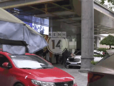 Vì sao vợ Công Phượng lại cầm nón che bụng?