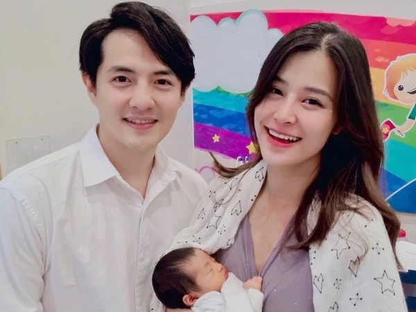 Đông Nhi khoe ảnh Ông Cao Thắng và con gái yêu Winnie nhưng gương mặt sưng húp lại gây chú ý