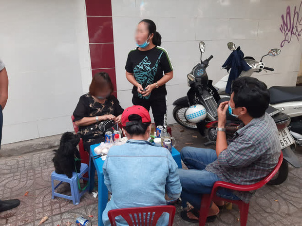 3 người bị xử phạt 6 triệu đồng vì nhậu ngoài vỉa hè không đeo khẩu trang