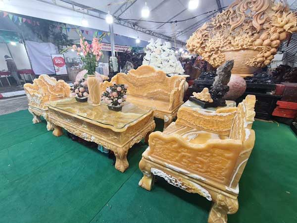 Choáng ngợp bộ bàn ghế ngọc Hoàng Long 'đại hạ giá' 1,2 tỷ ở Hà Nội