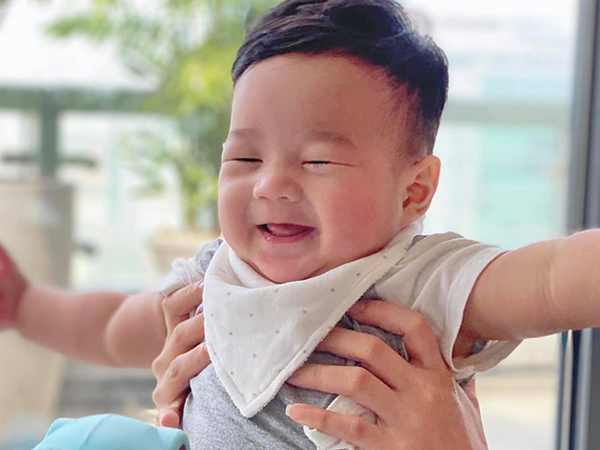 Đặng Thu Thảo tung loạt ảnh cận cảnh chân dung cưng xỉu của quý tử, giờ mới hiểu lý do ông xã đại gia bị ra rìa rồi!