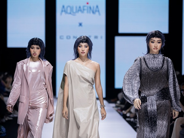 Lần đầu catwalk sau đăng quang, Đỗ Thị Hà lộ rõ vẻ căng thẳng từ bước chân đến khuôn mặt bên cạnh Tiểu Vy và Lương Mỹ Linh