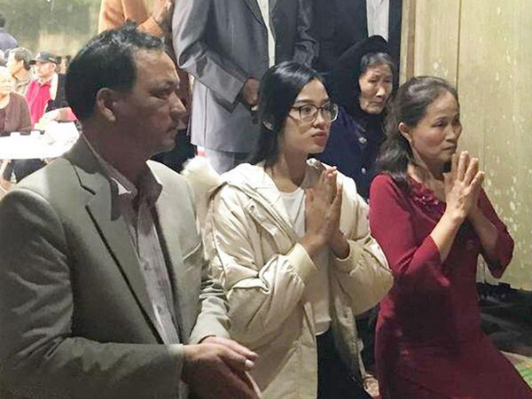 'Xả vai' Hoa hậu, Đỗ Thị Hà đeo kính cận và để mặt mộc đúng lứa tuổi 19: Nhan sắc thật ra sao?