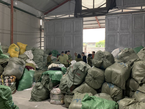 Nữ 9X làm chủ kho hàng chứa 28,3 tấn quần áo 'sida' nhập lậu