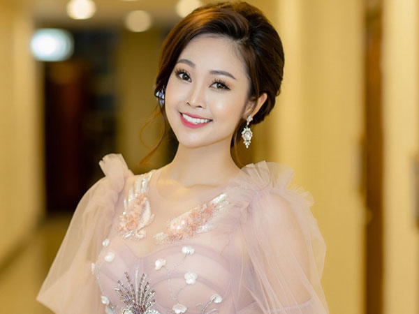 Quá khứ cơ cực của MC có nụ cười đẹp nhất VTV, sắp lấy chồng kém 5 tuổi