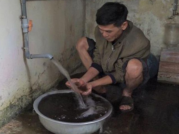 Video: Nước giếng đen kịt nhiễm mangan, dân Hà Nội vẫn dùng mỗi ngày