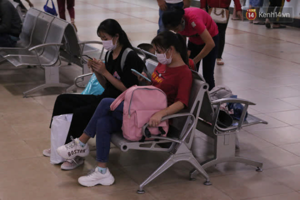 Sinh viên TP.HCM khẩu trang kín mít, lỉnh kỉnh hành lý về quê vì nghỉ học